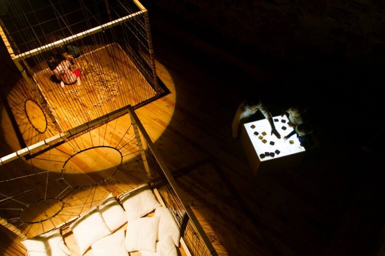 Escenografía Createctura con estructuras de hilos y mesa de luz
