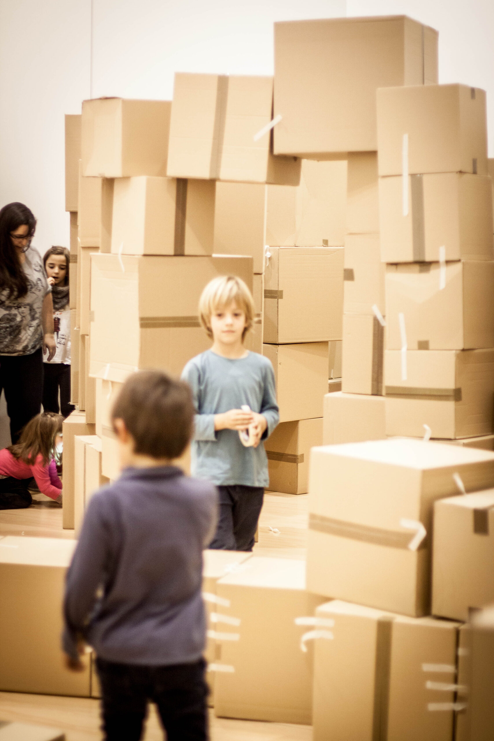 Grupo infantil construyendo una arquitectura de cajas.