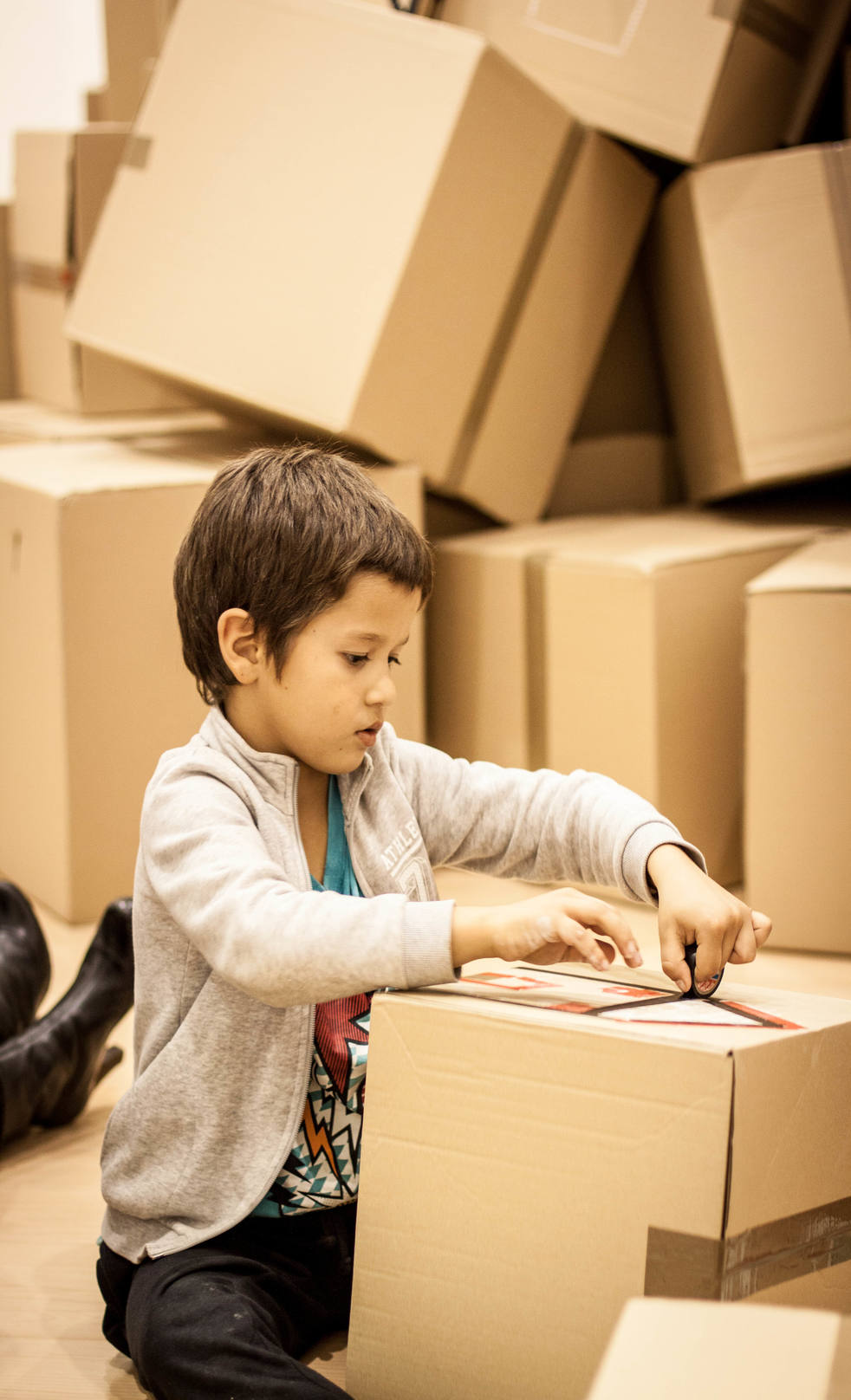 Niña decorando una caja dentro del paisaje de juego.