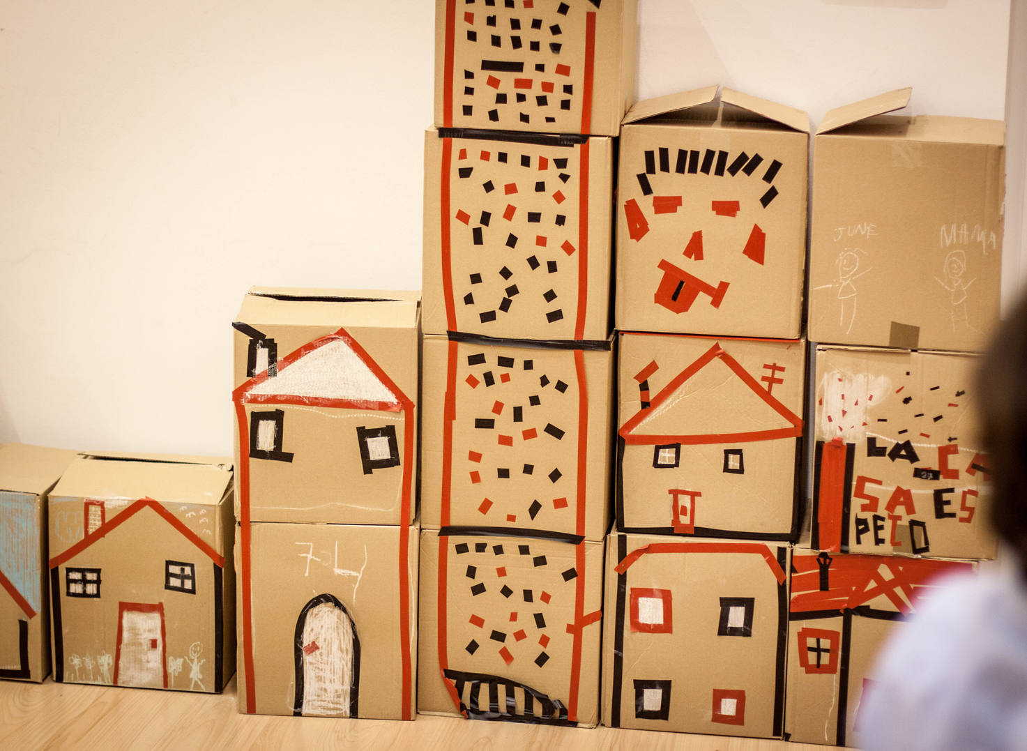 Ciudad colectiva construida con casas de cartón.
