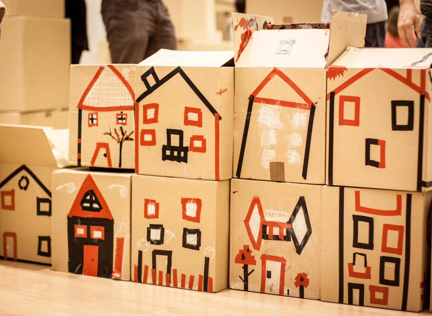 Hilera de casas de cartón terminadas y decoradas.