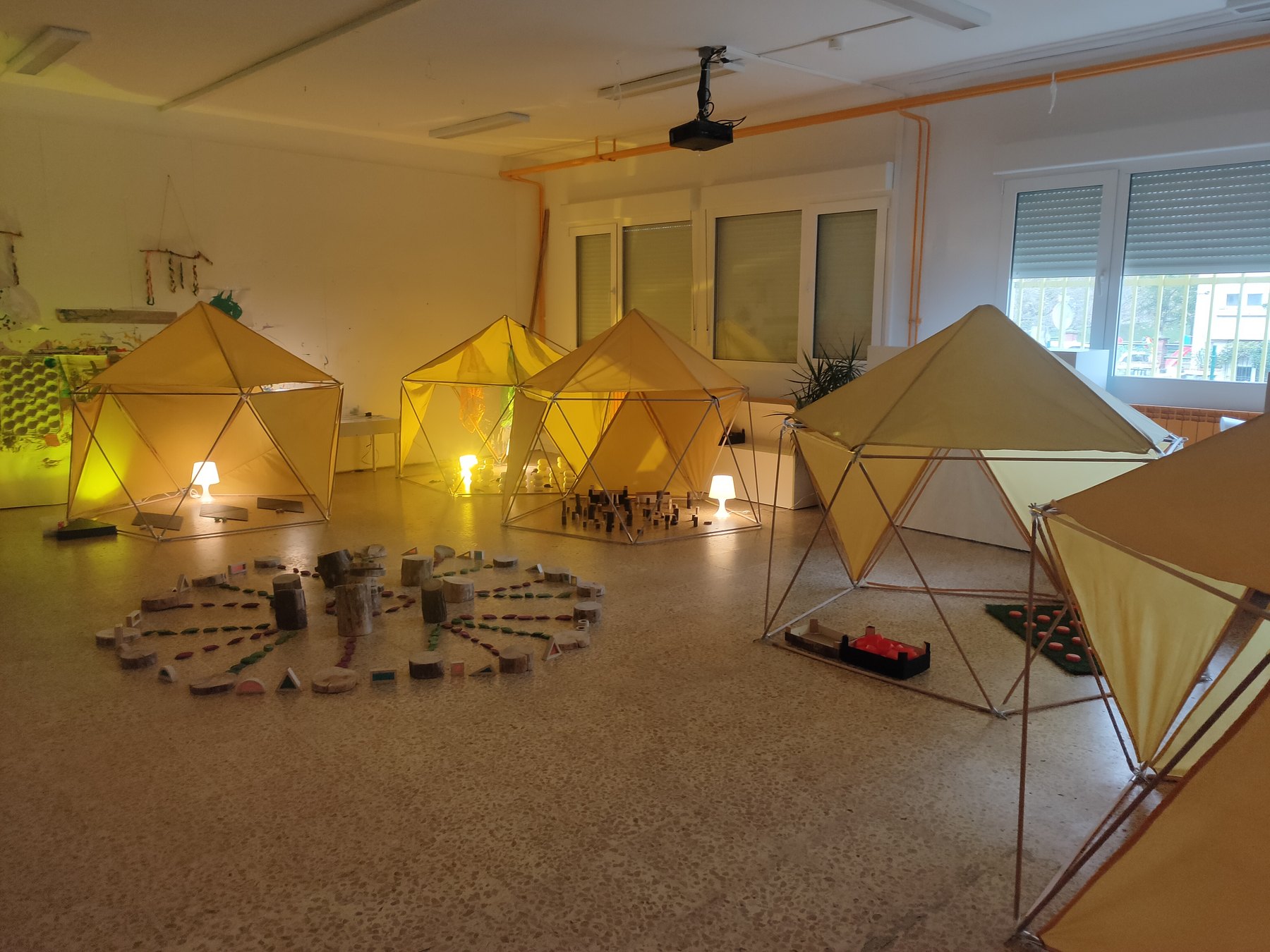Sala preparada con varios domos iluminados y materiales naturales.