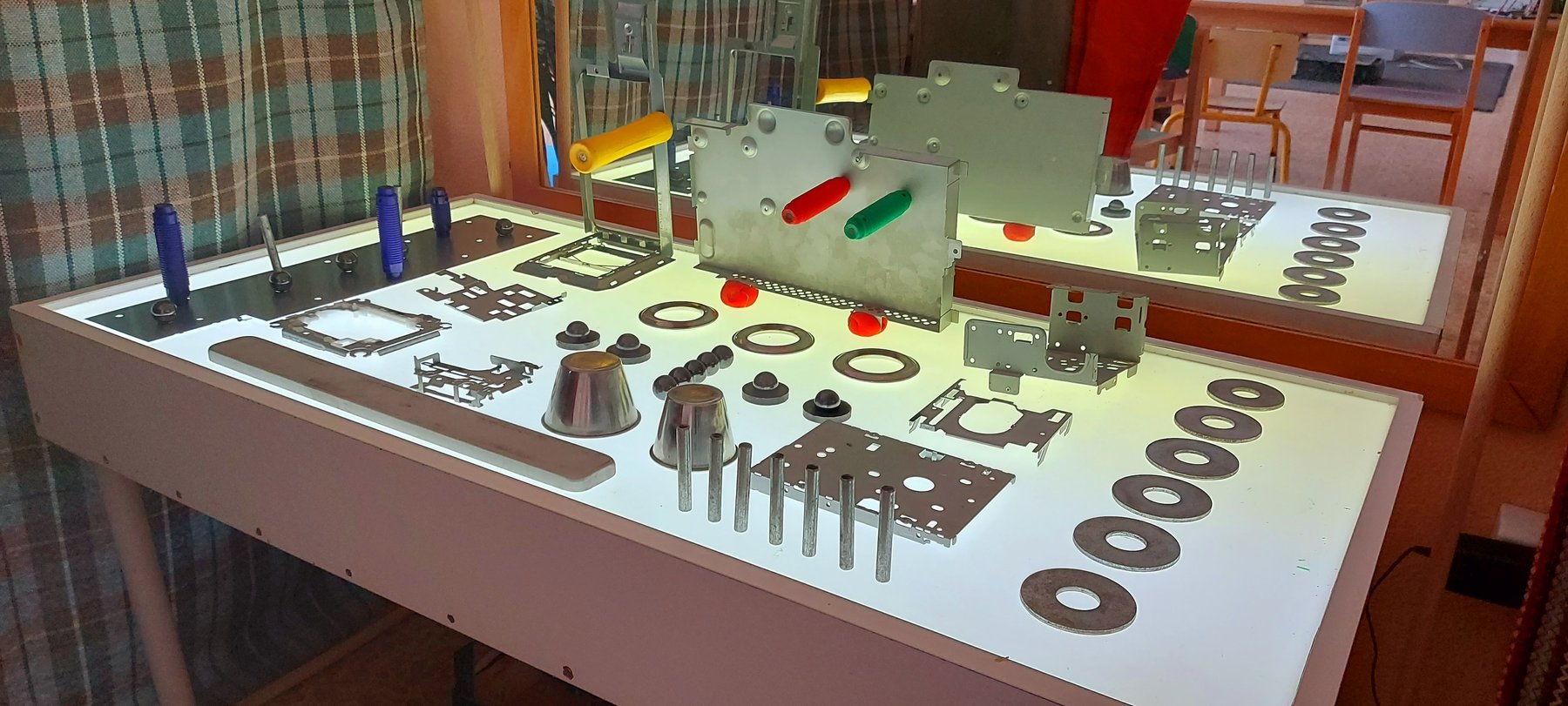 Mesa de luz con piezas circulares y componentes reutilizados.