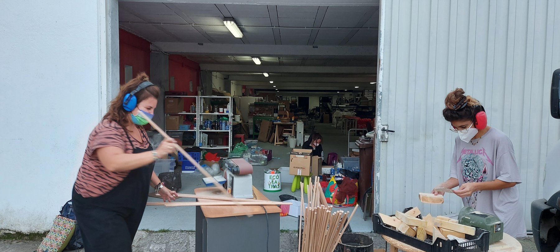 Preparación de piezas y materiales en la Materioteca.