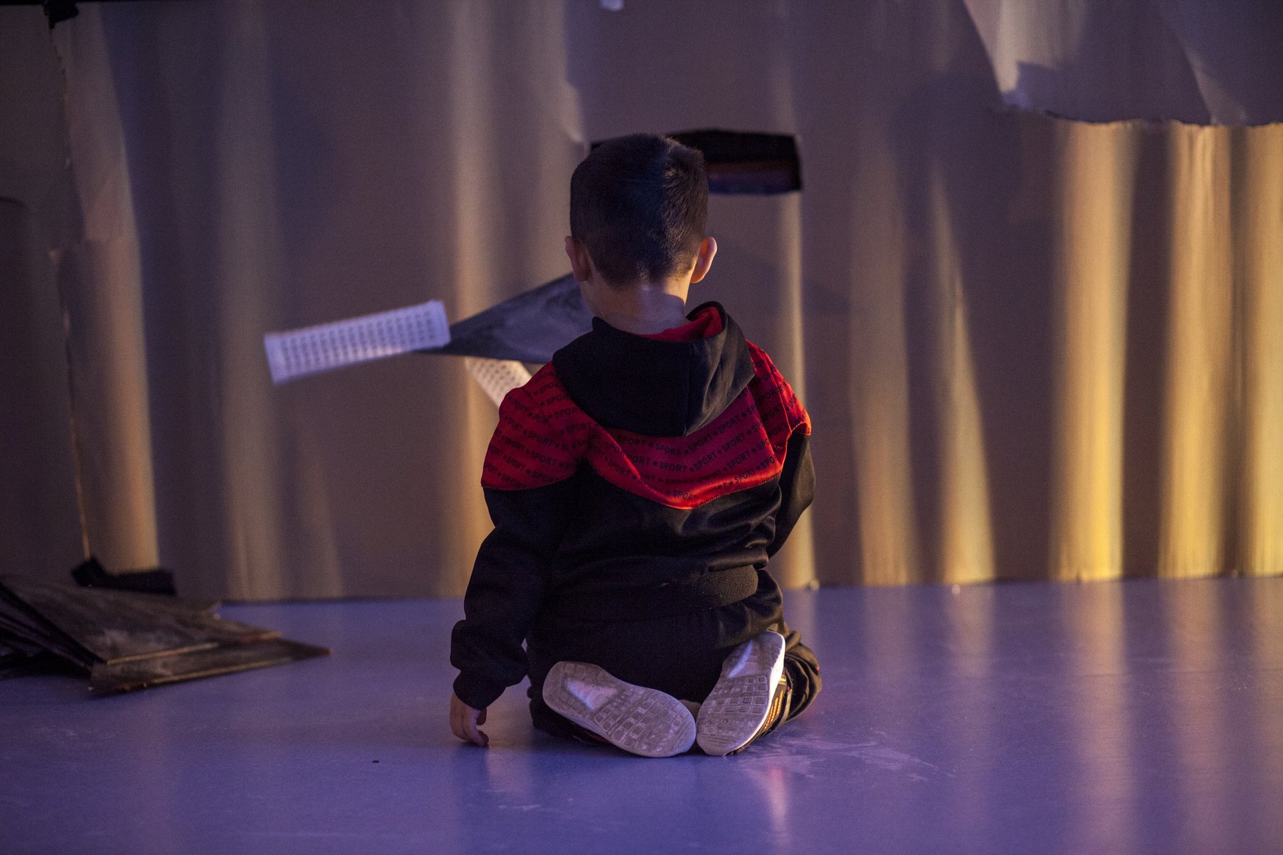 Niño observa proyecciones de luz y sombra.