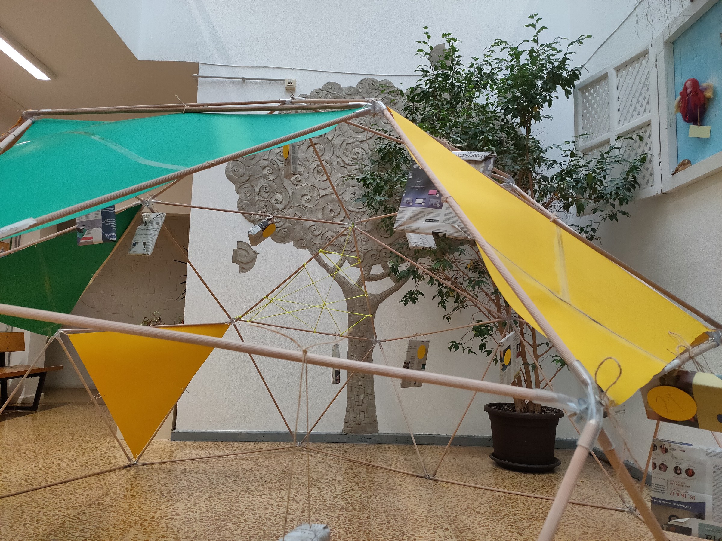 Estructura geodésica cubierta con superficies textiles