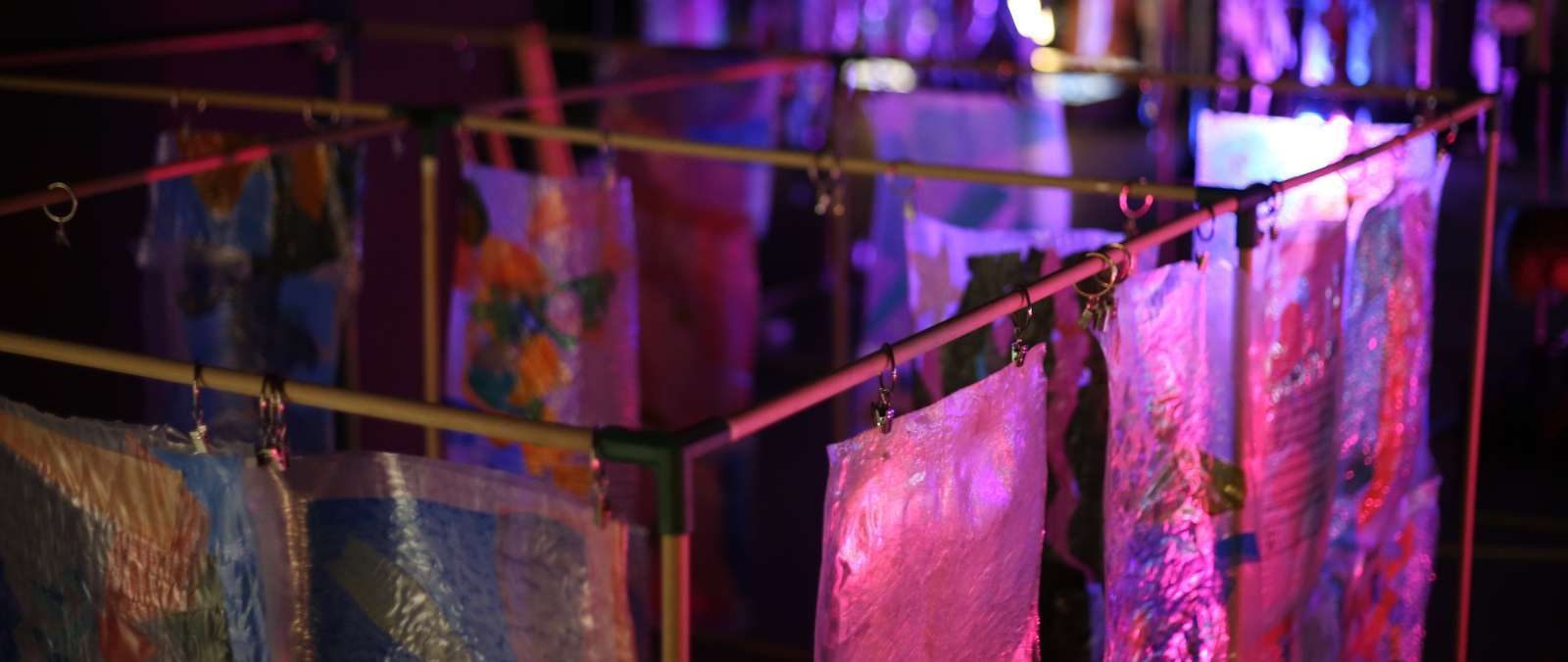 Paneles de plástico reciclado iluminados en la instalación Caleidoscopio.