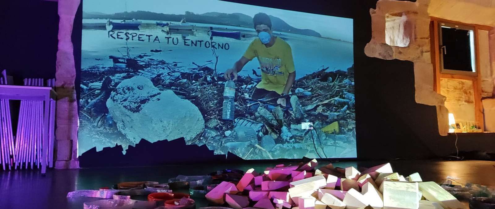 Proyección de Mar de Plástico durante la activación nocturna de Caleidoscopio.