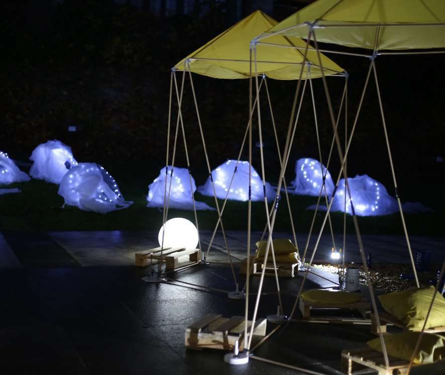Instalación exterior de luces y volúmenes translúcidos en Pronillo.