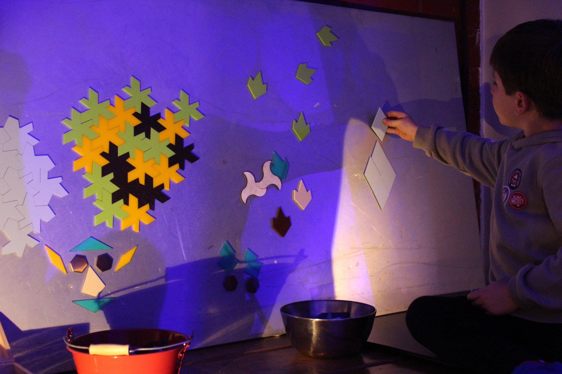 Sombras y elementos geométricos se superponen sobre una superficie iluminada de Halo.