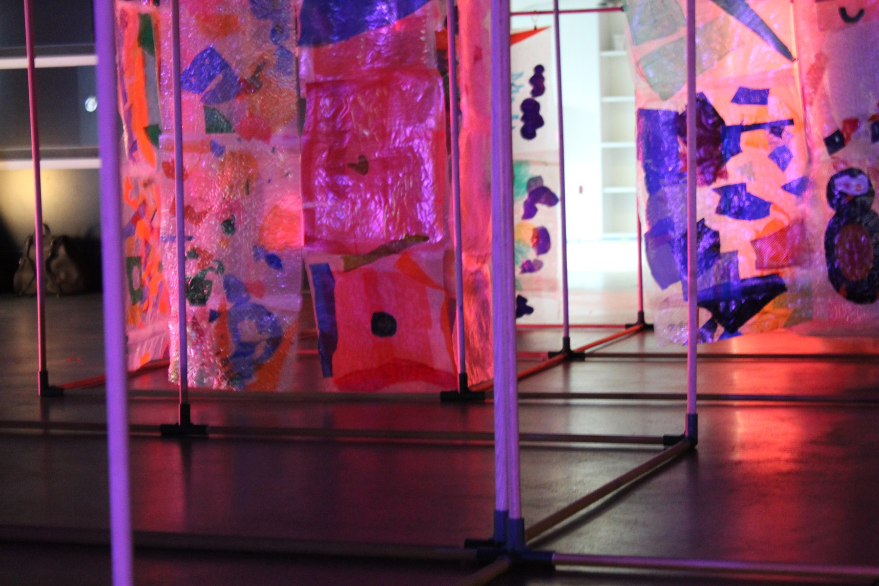 Paneles translúcidos elaborados con fragmentos de plástico reciclado filtran la luz de color.