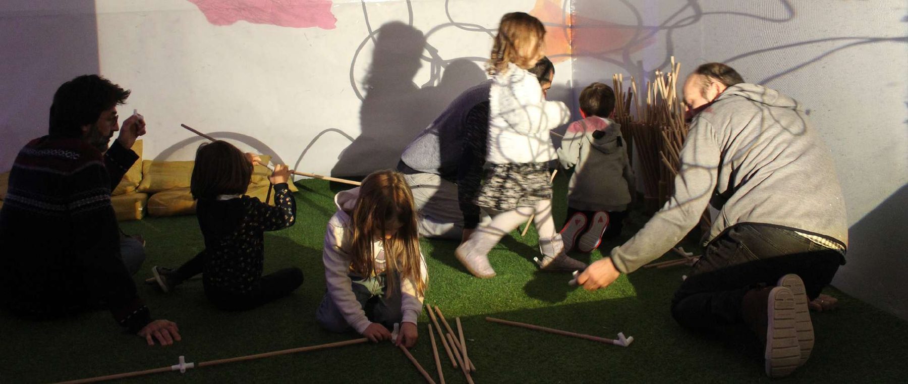 Niñas y niños proyectando sombras y figuras geométricas durante Halo.