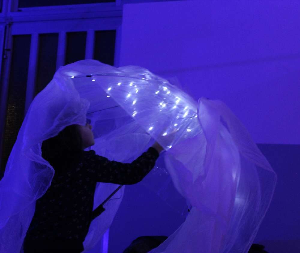 Niña explorando una envolvente blanca iluminada en el interior de Halo.