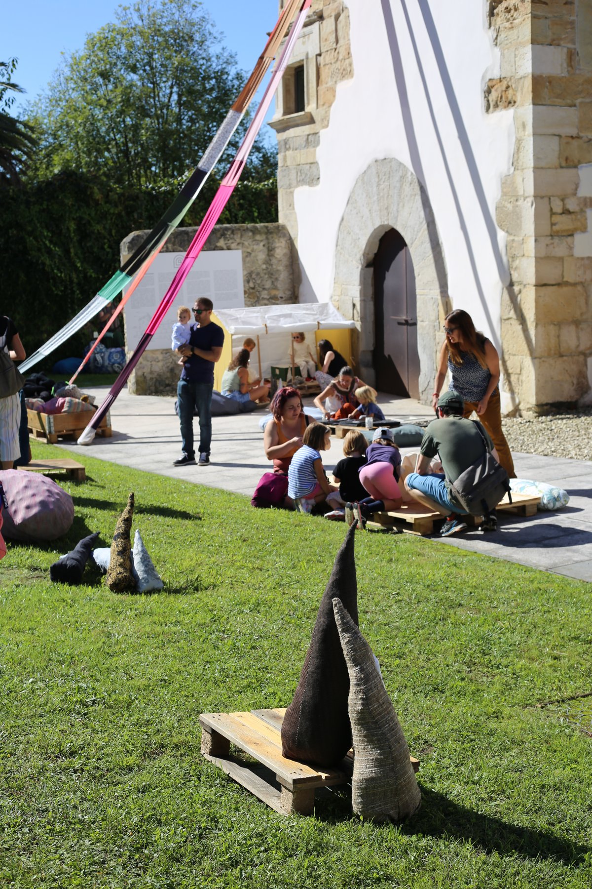 Participantes recorriendo y habitando los ambientes textiles frente a la capilla de Pronillo.