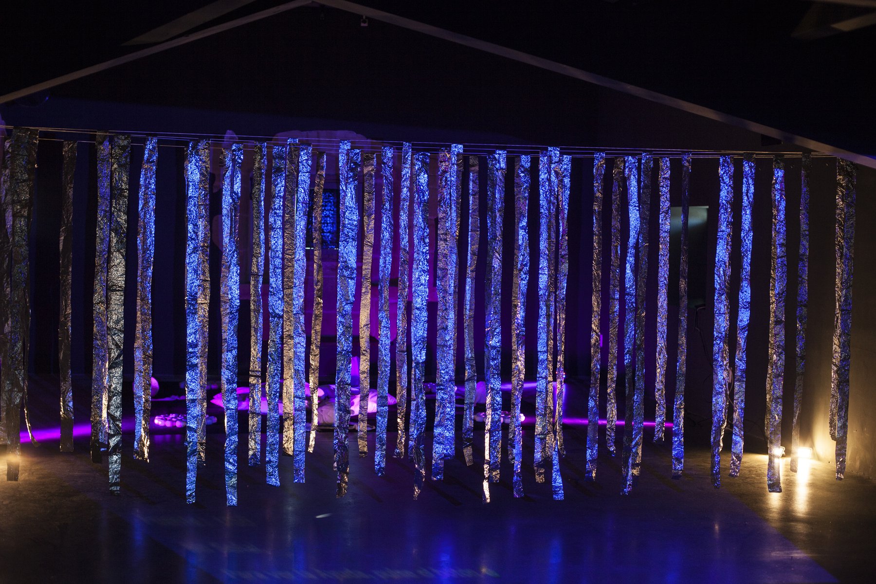 Instalación de franjas reflectantes iluminadas preparada para la visita del CTT Parayas.