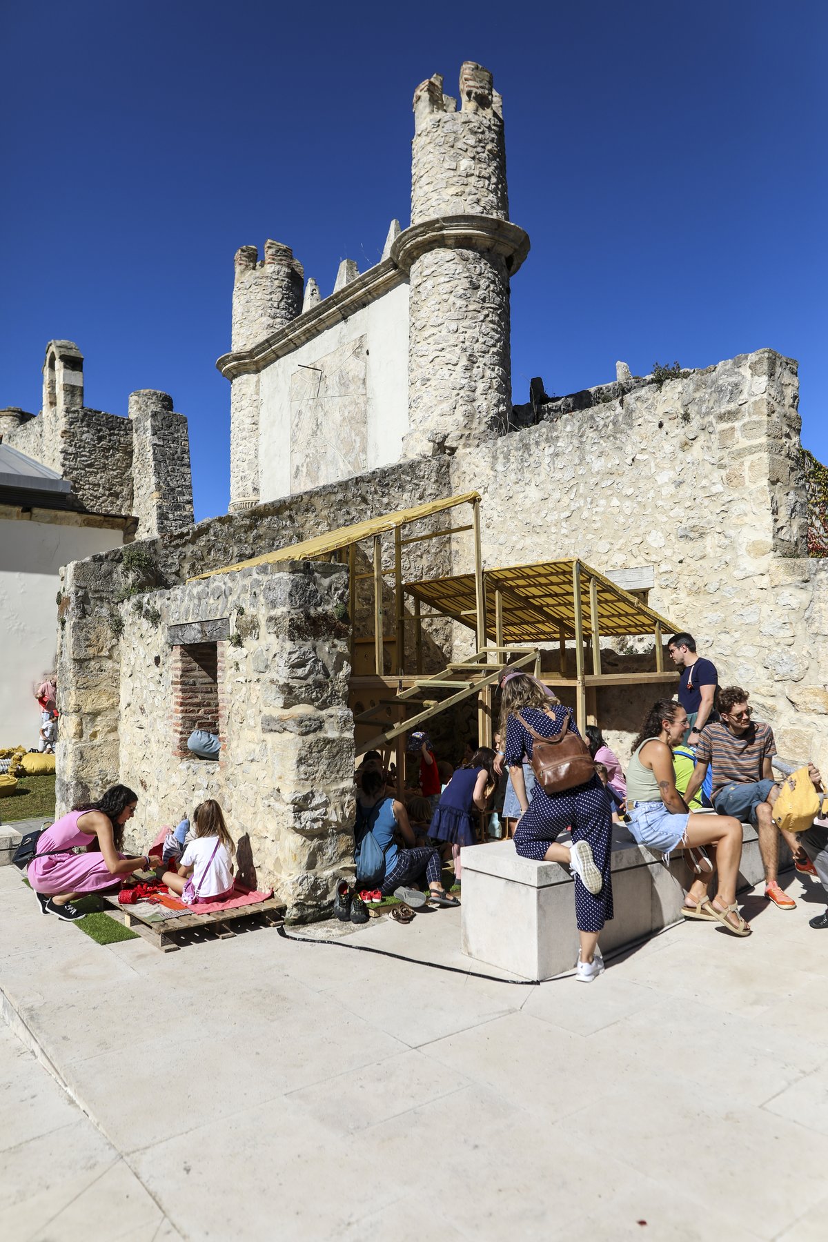 Instalación textil desplegada junto al Palacio de Pronillo durante una jornada pública.