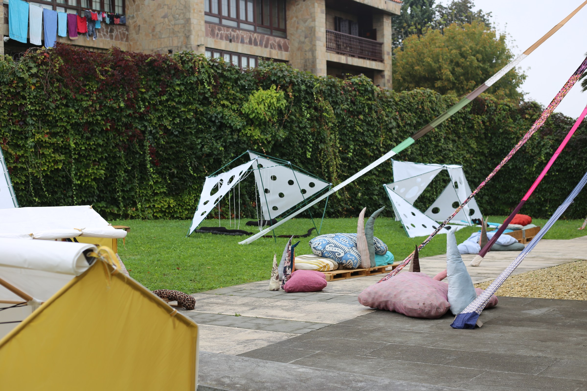 Nidos triangulados, tejidos y zonas mullidas distribuidos por el jardín.