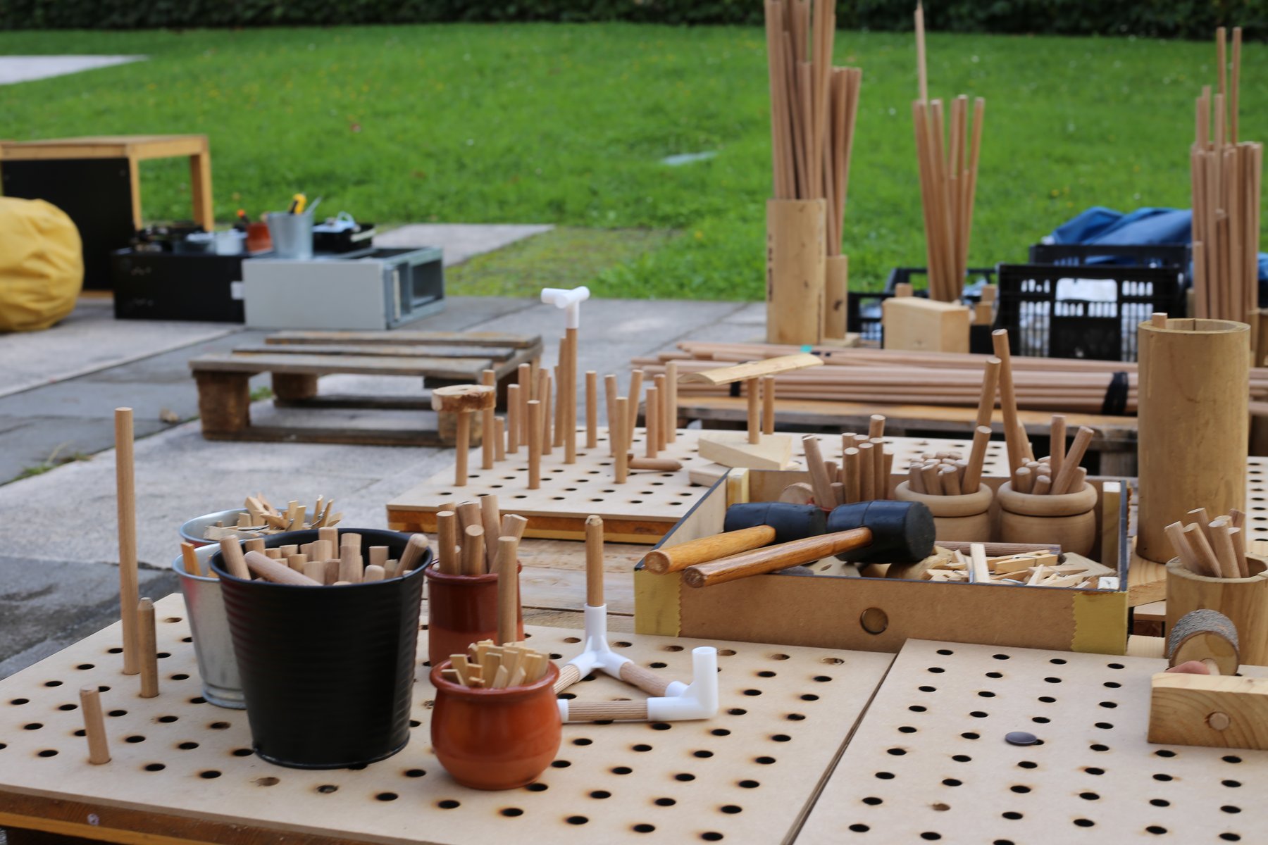 Varillas, piezas y herramientas preparadas para construir artefactos.