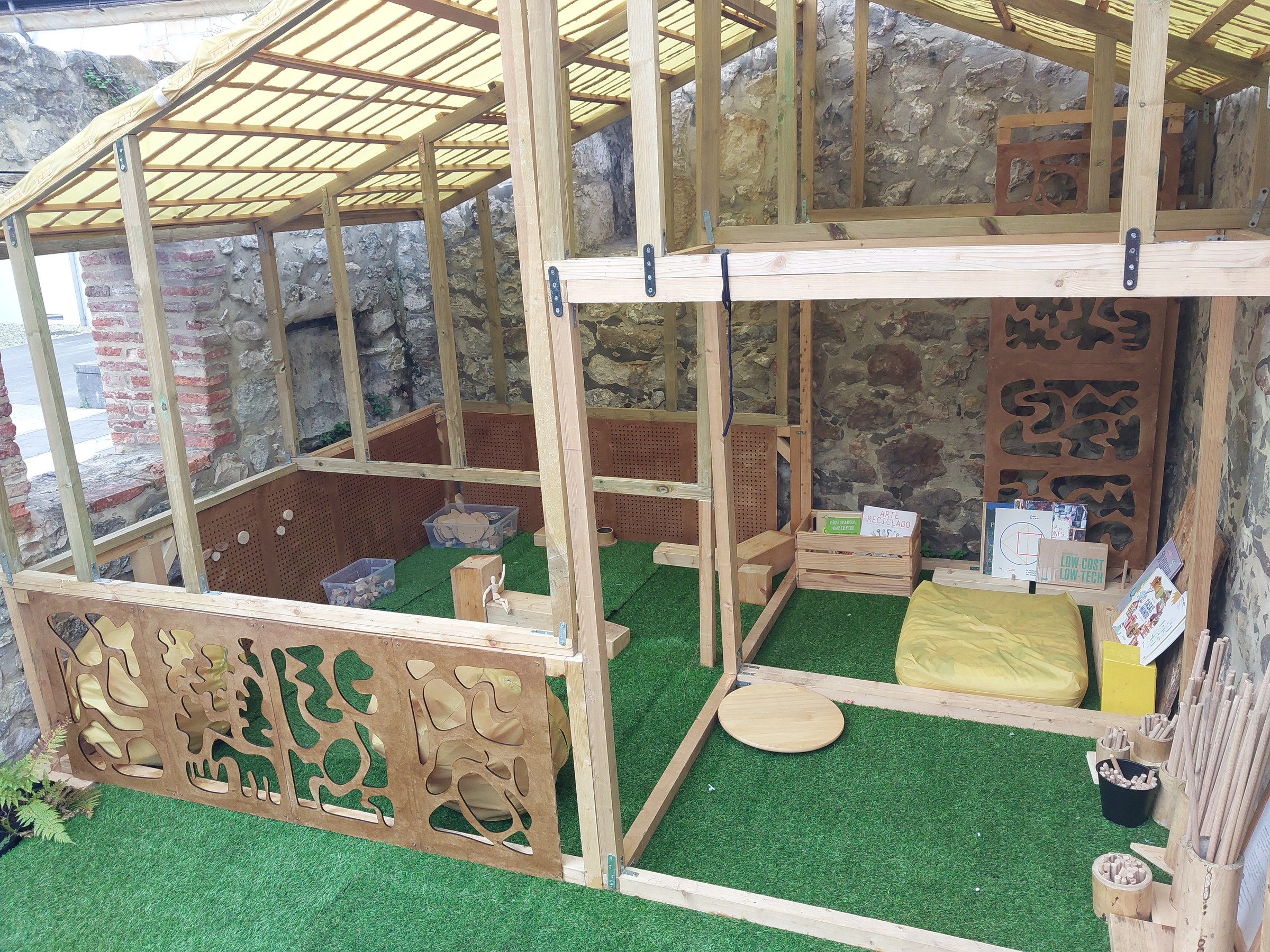 Cabaña de madera y zona de juego en los jardines de Pronillo