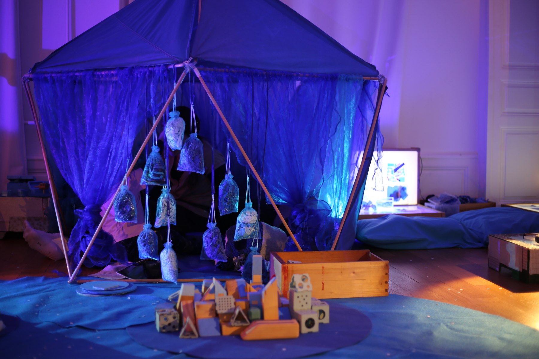 Familias explorando las islas sensoriales, imagen 7.