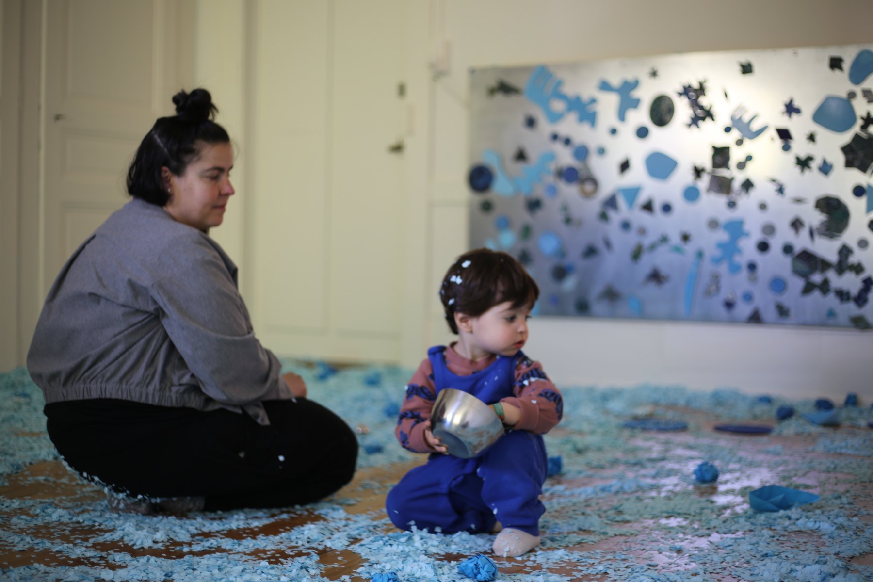 Familias explorando las islas sensoriales, imagen 22.