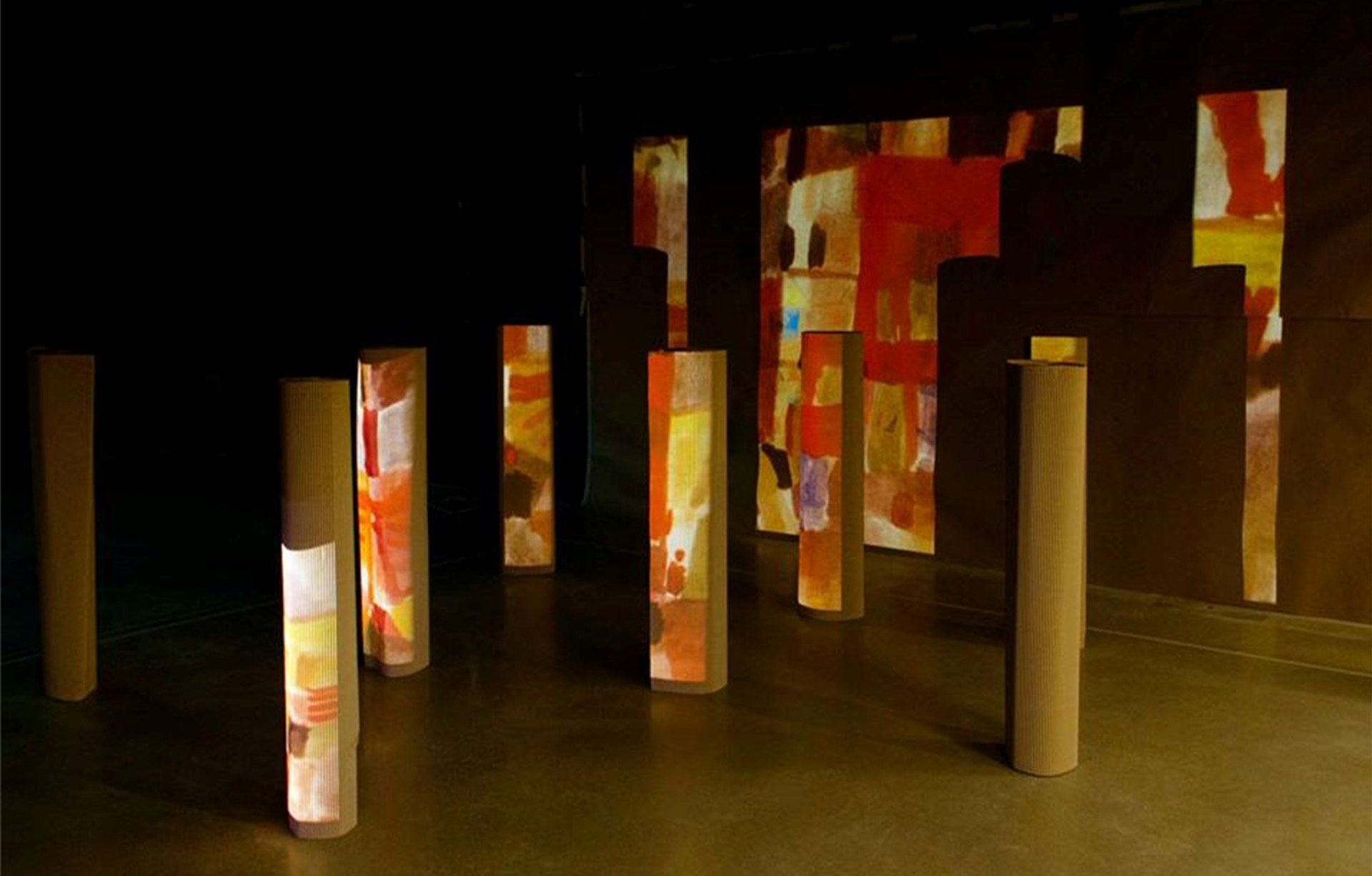 Escena de laboratorio con estructuras de cartón y luz.