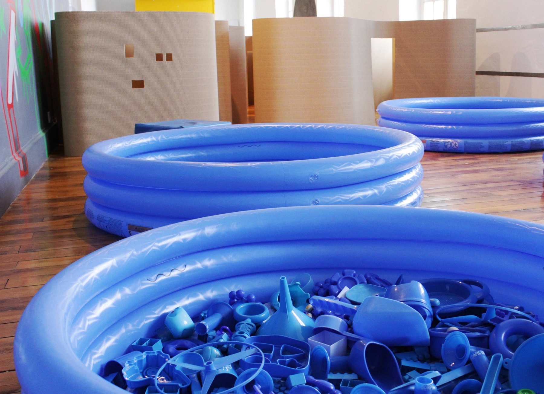 Paisaje de cartón y volúmenes hinchables, imagen 3.