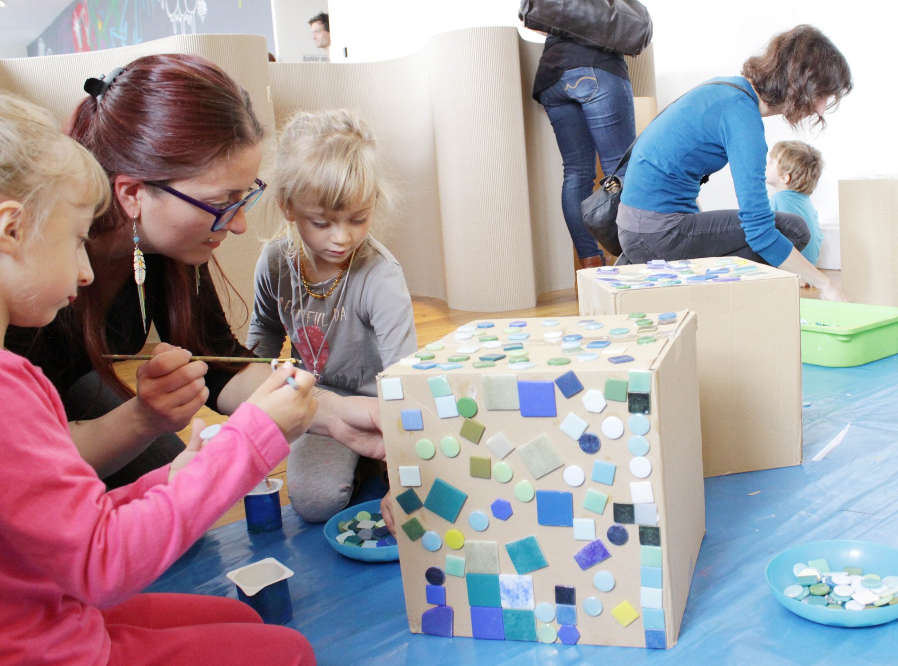Exploración compartida por niñas, niños y familias, imagen 24.