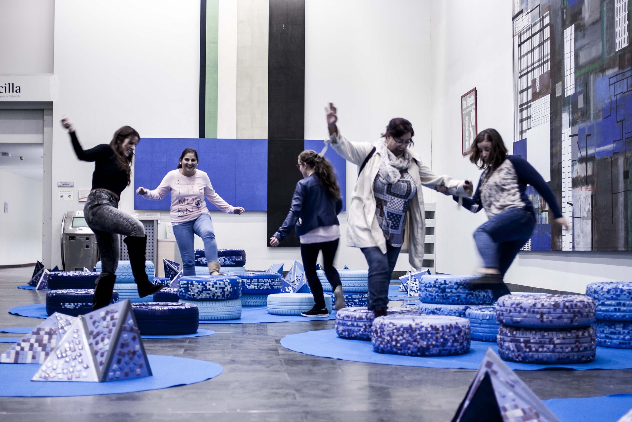 Participantes exploran y activan el espacio de juego de INsteSELACIONES, imagen 28.