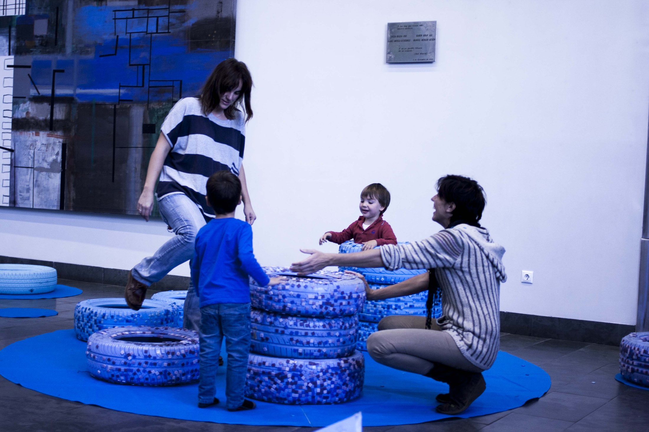 Participantes exploran y activan el espacio de juego de INsteSELACIONES, imagen 29.