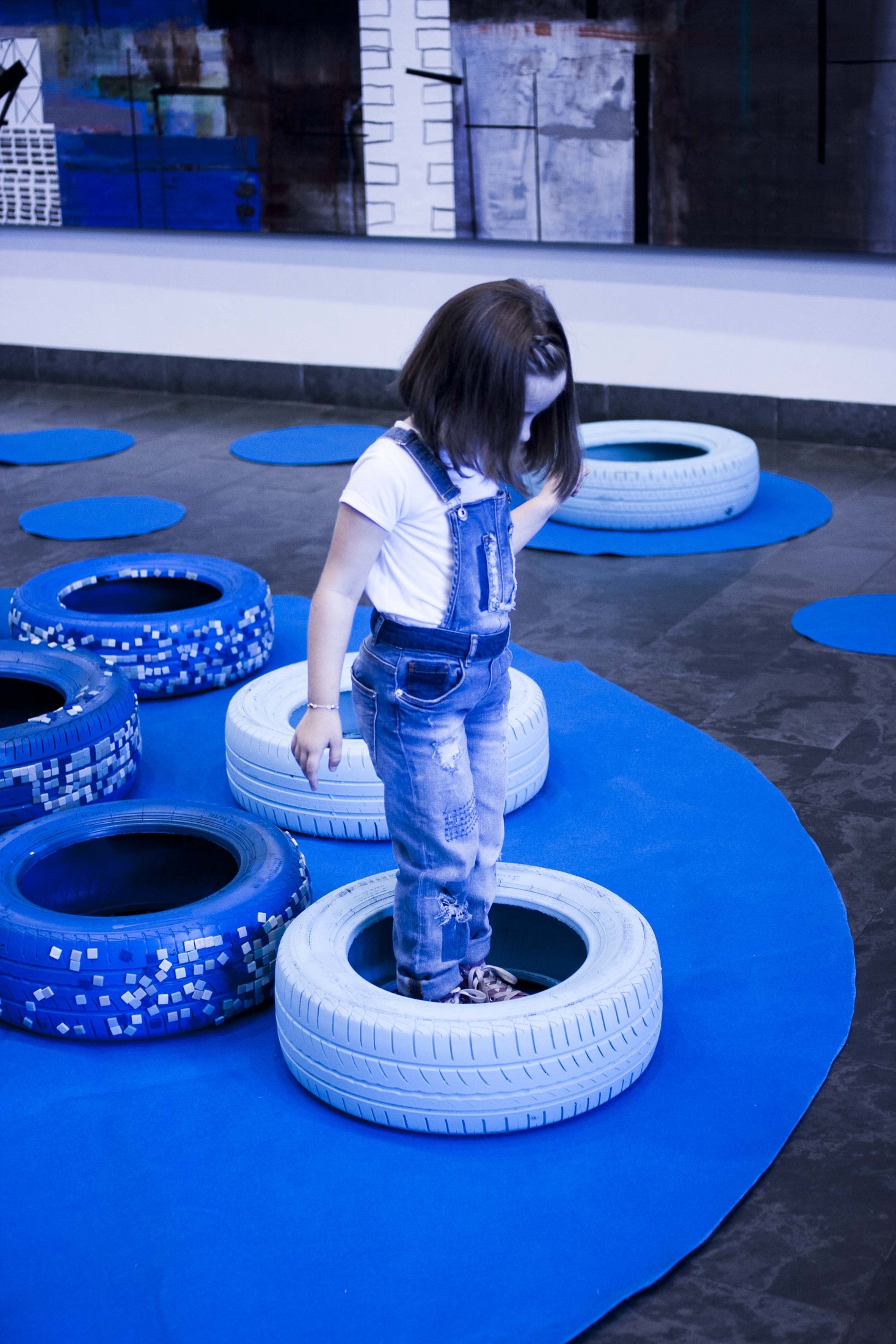 Participantes exploran y activan el espacio de juego de INsteSELACIONES, imagen 30.