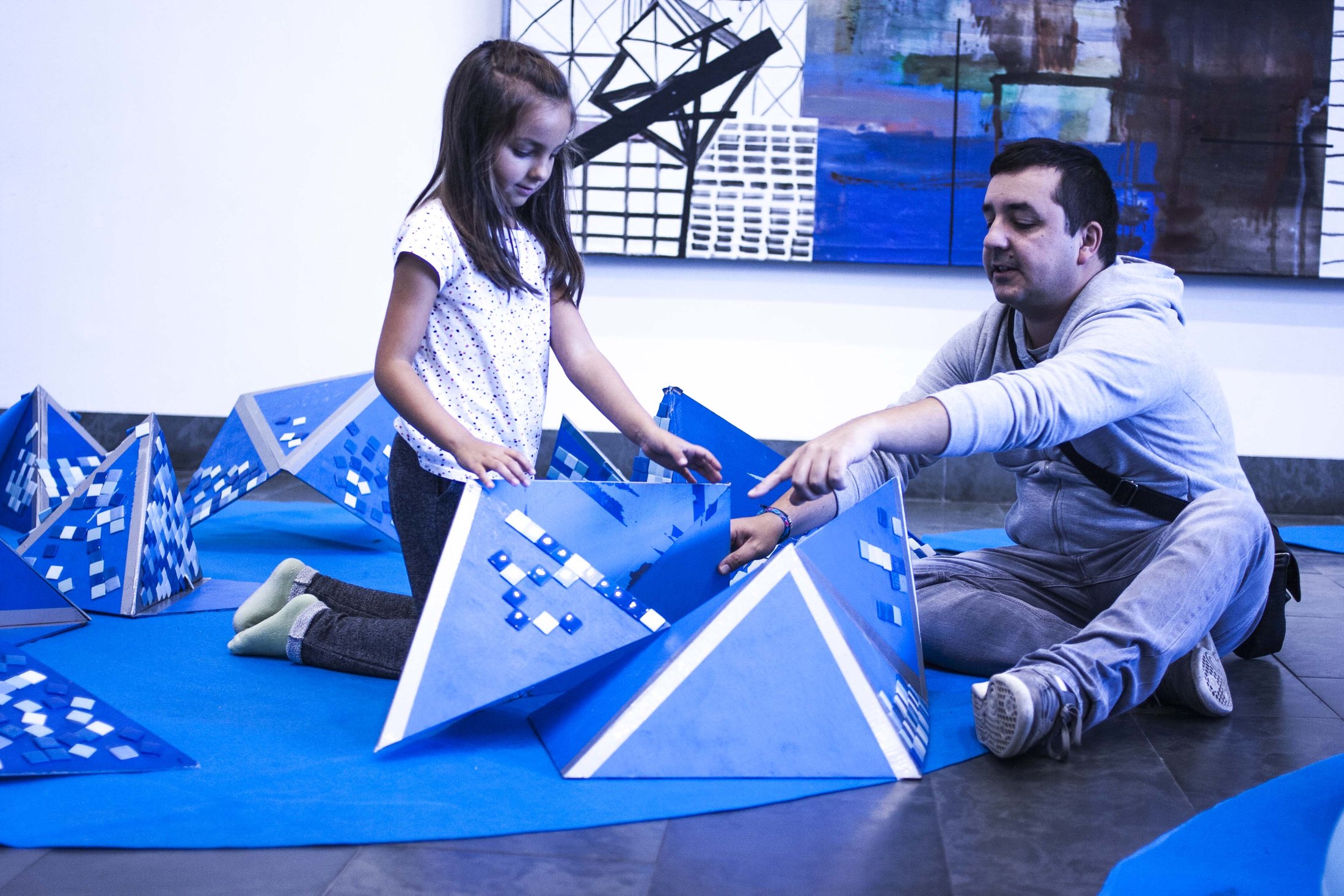 Participantes exploran y activan el espacio de juego de INsteSELACIONES, imagen 41.
