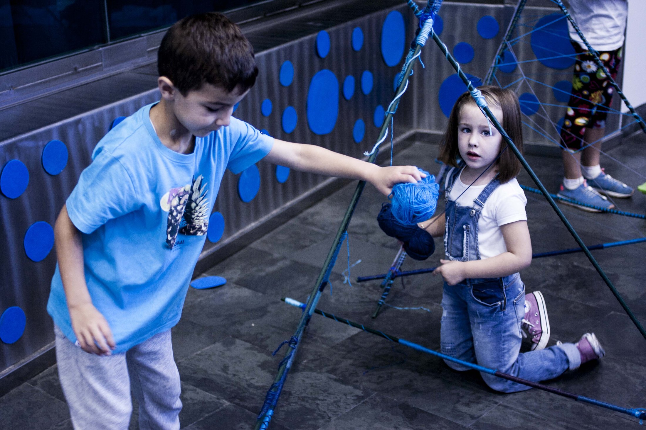 Participantes exploran y activan el espacio de juego de INsteSELACIONES, imagen 43.