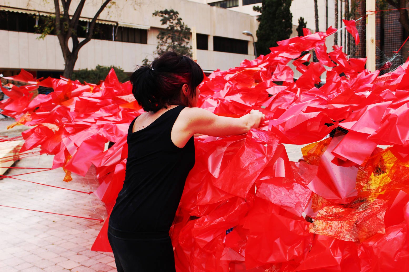 Materiales reciclados organizados para la construcción de piezas colectivas.