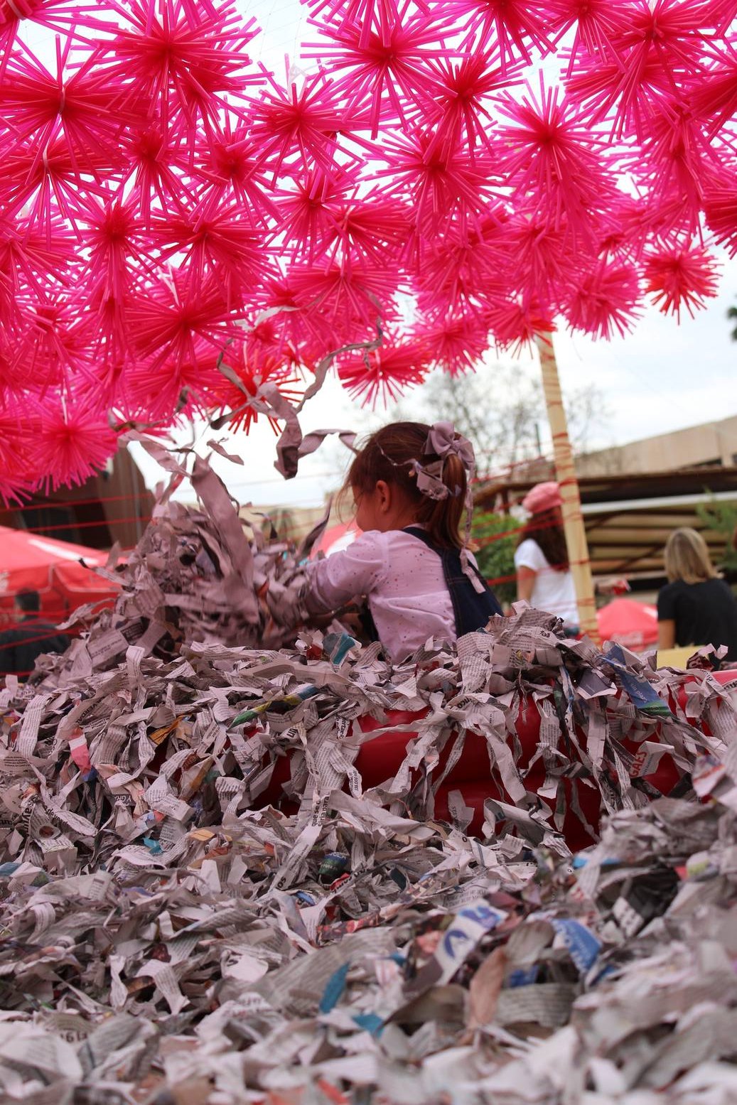 Manos trabajando con papel y materiales sencillos en el taller.