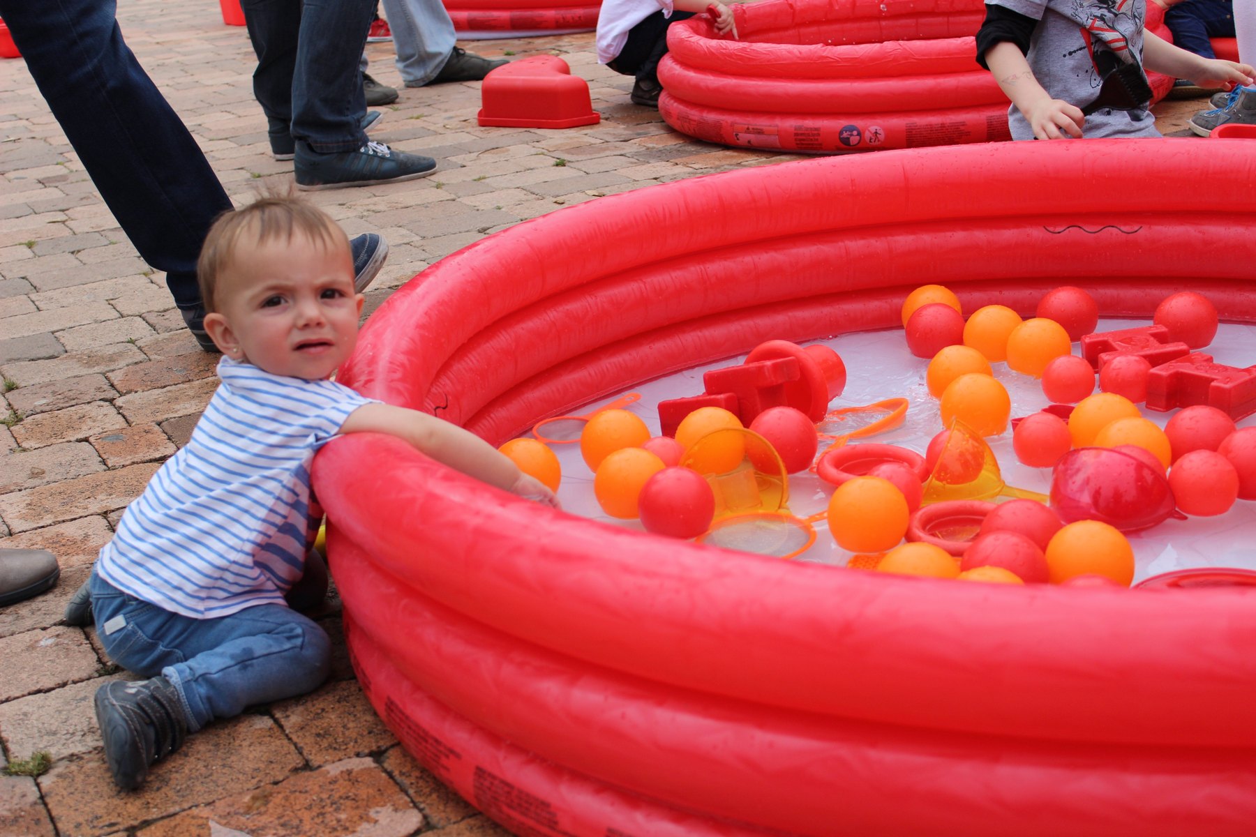 Recipiente con agua y elementos flotantes como dispositivo de experimentación.