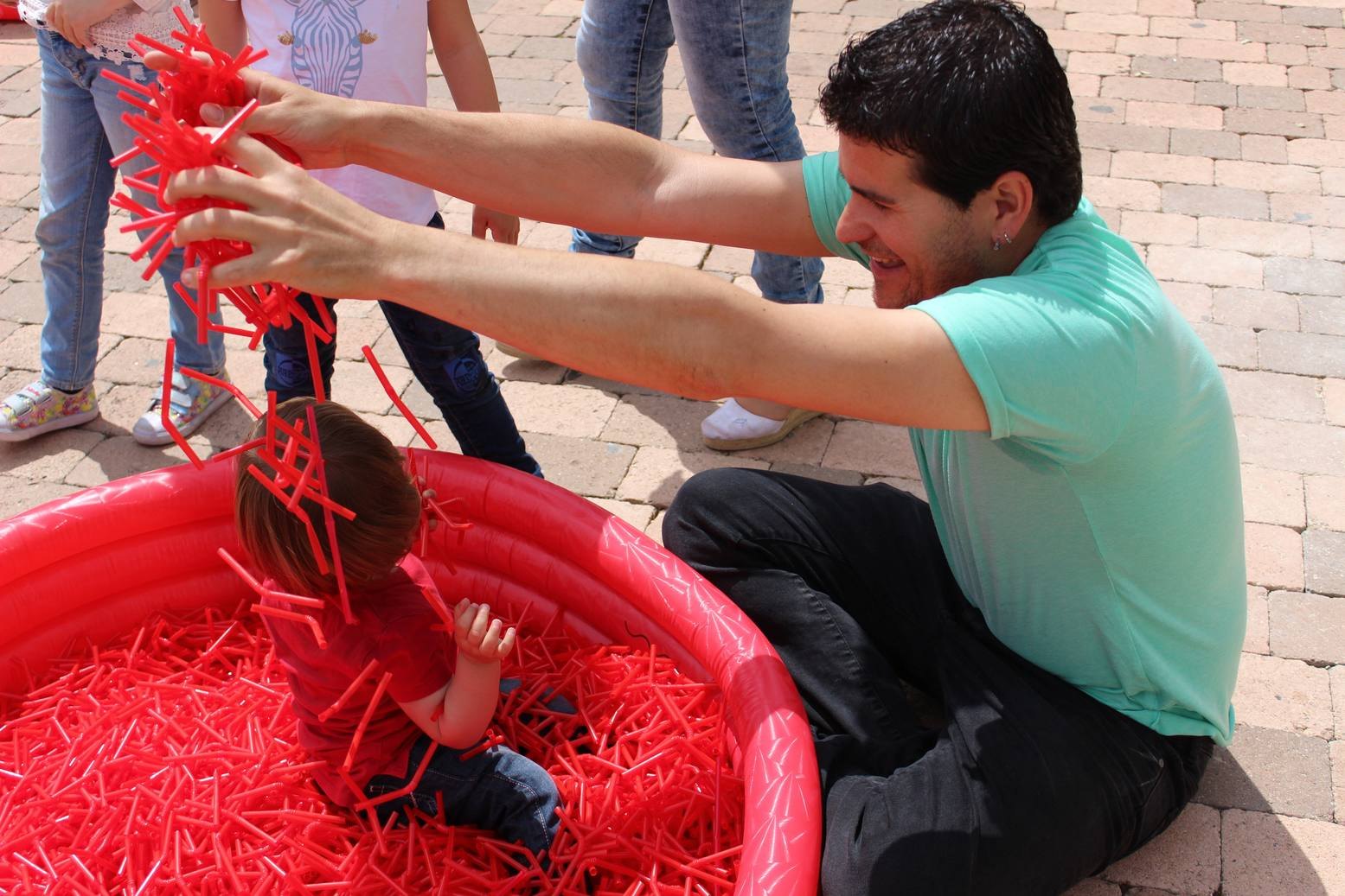 Pajitas y piezas ligeras preparadas para una exploración con agua y movimiento.
