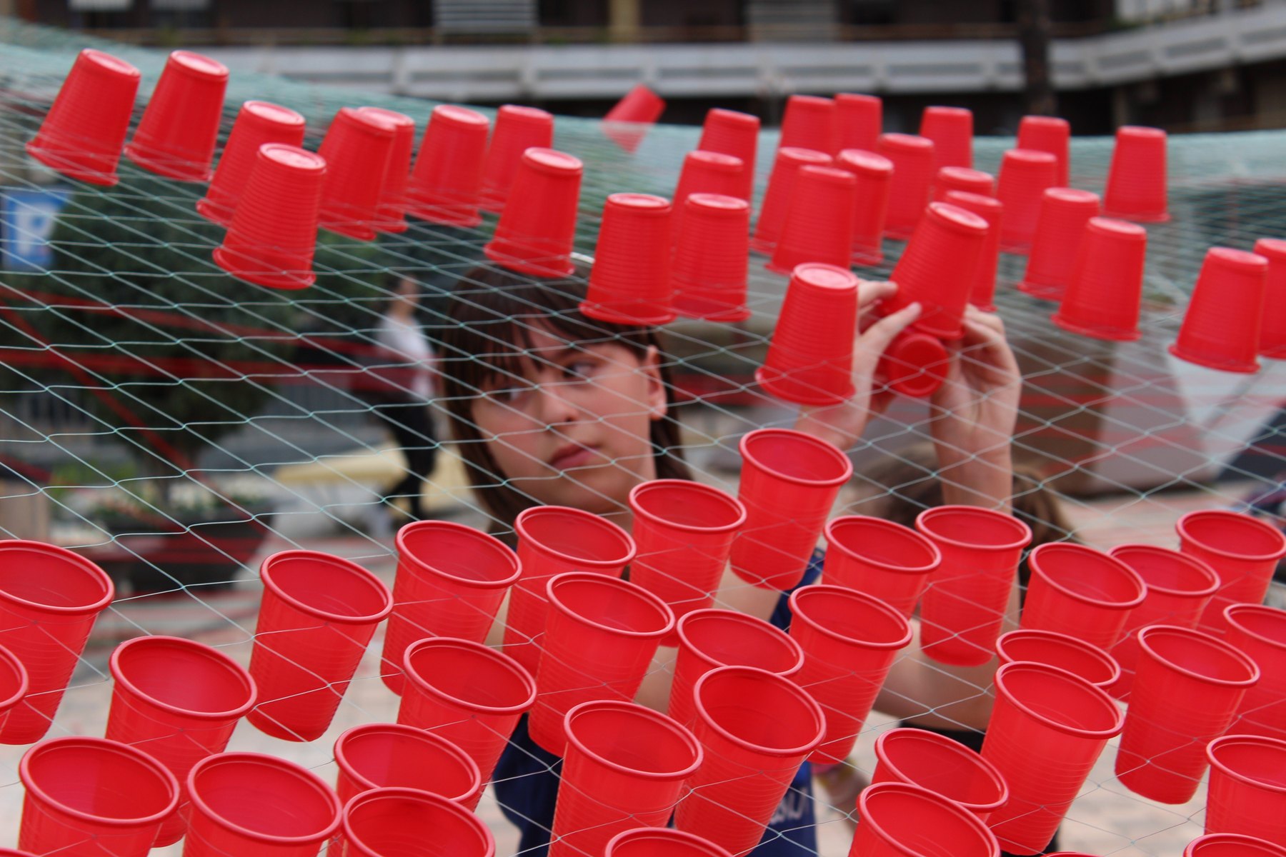 Composición de vasos y pequeños elementos en una mesa de actividad.