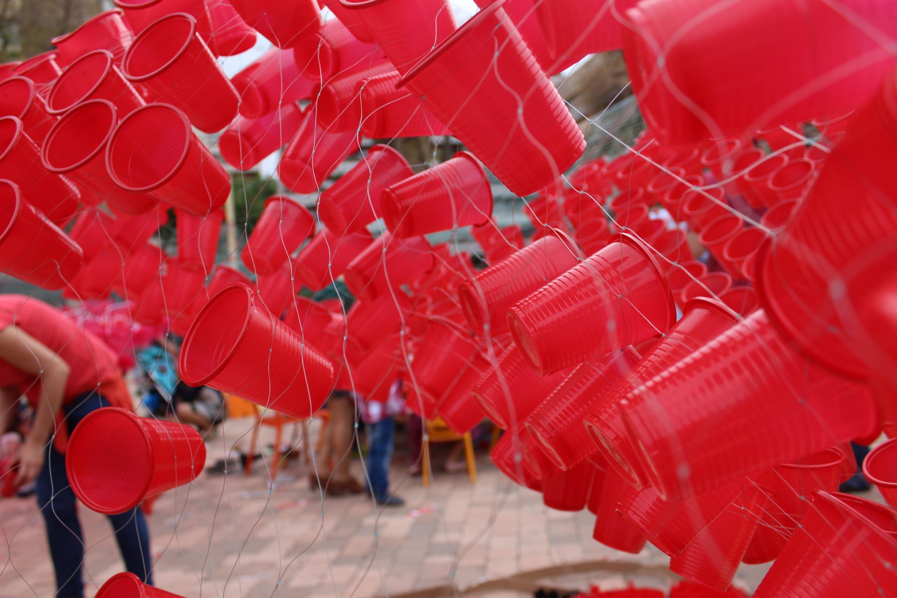 Estructura ligera cubierta con materiales plásticos de colores.