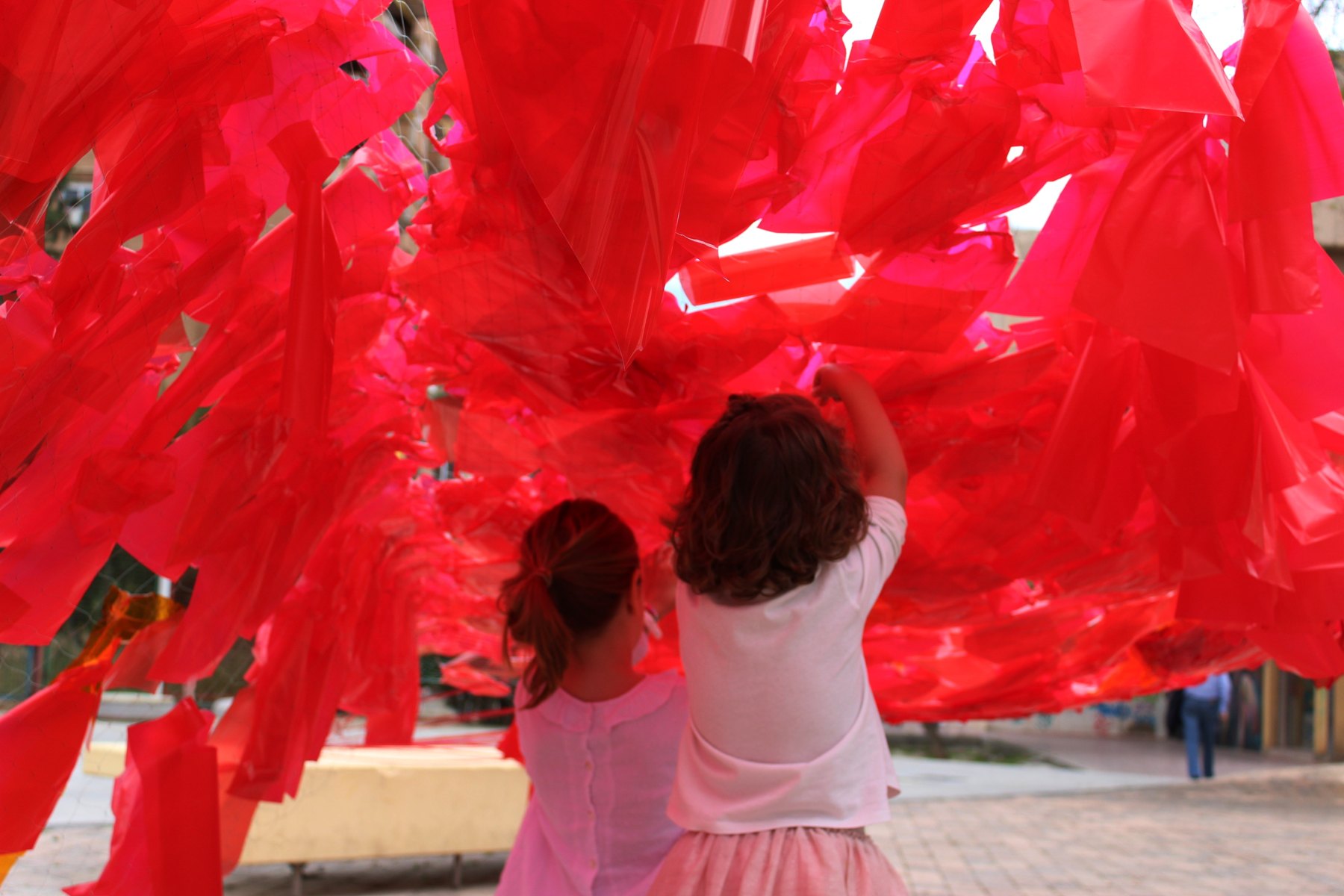 Instalación de escamas y elementos repetidos creada de forma colectiva.