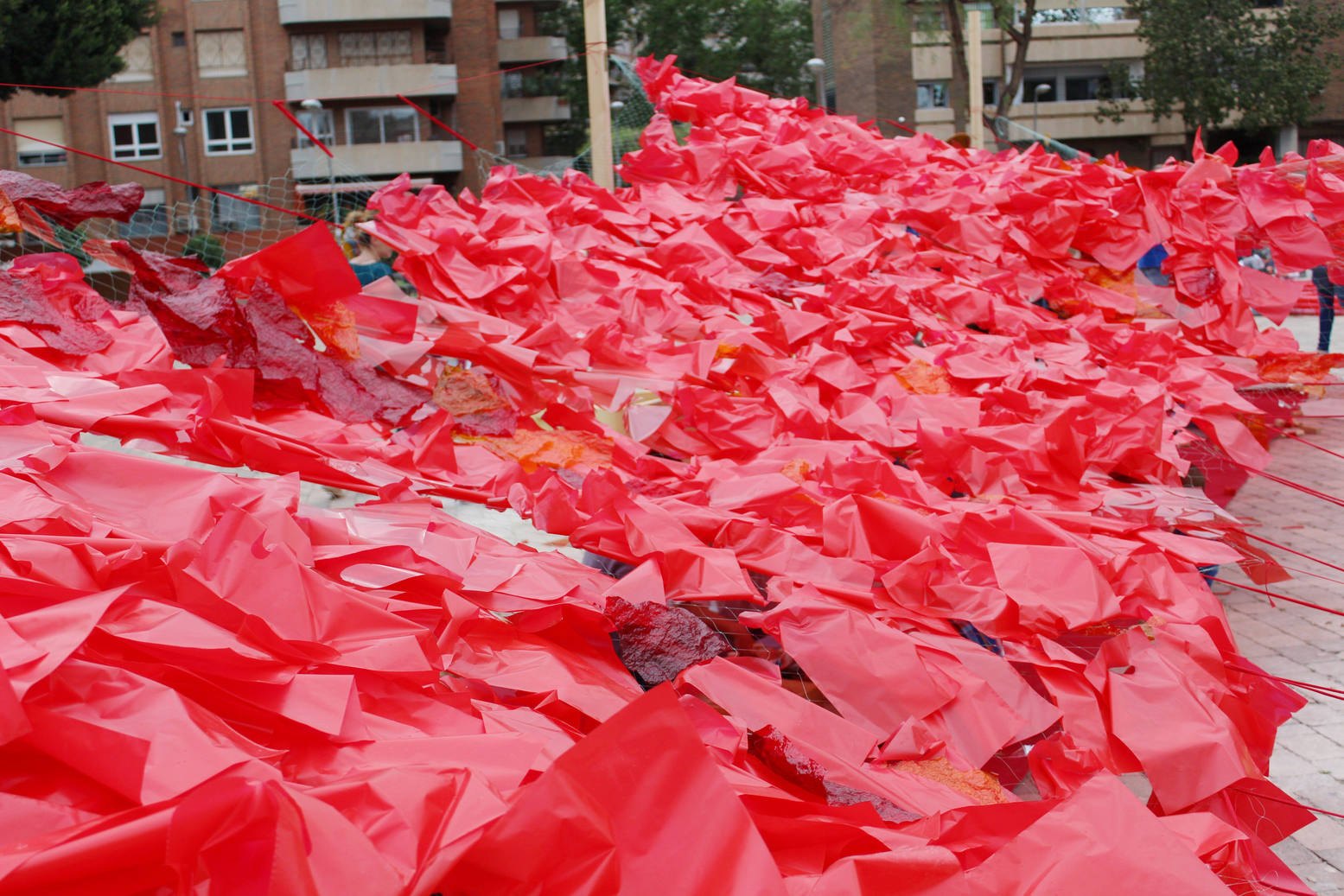 Vista cercana de una gran superficie roja construida colectivamente.