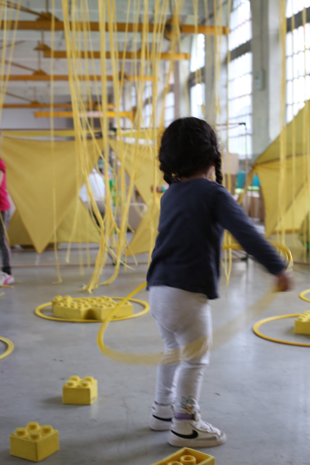Exploración infantil entre materiales y color, imagen 7.