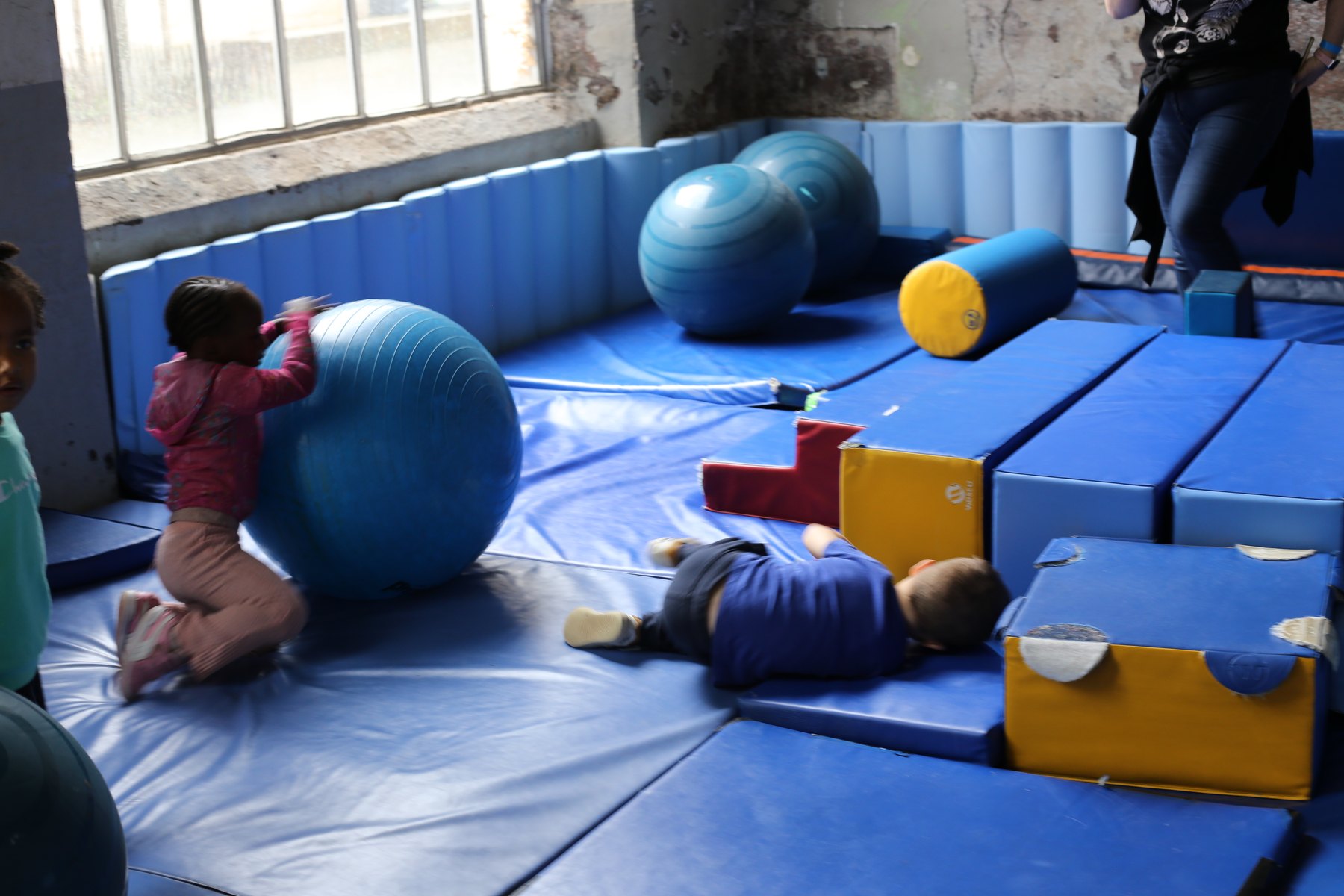 Exploración infantil entre materiales y color, imagen 22.