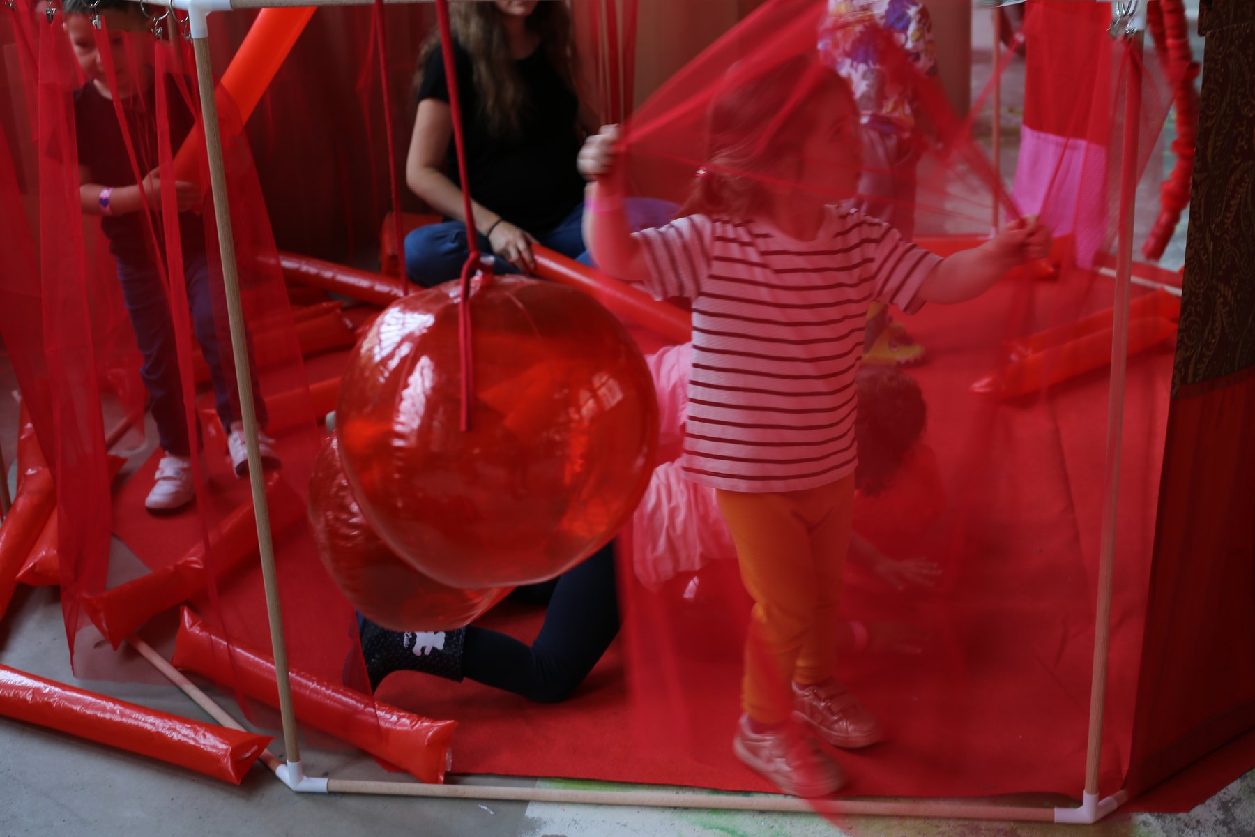 Exploración infantil entre materiales y color, imagen 47.