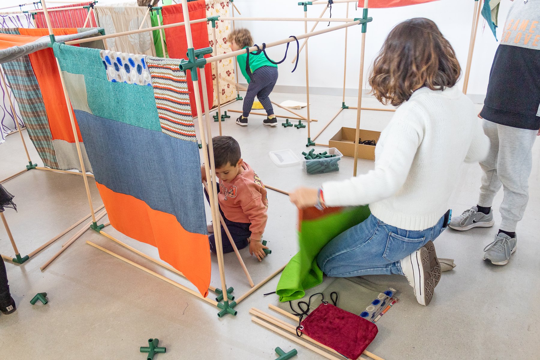 Talleres puntuales de Createctura en el Centro Cívico Cazoña: dentro del espacio construido.