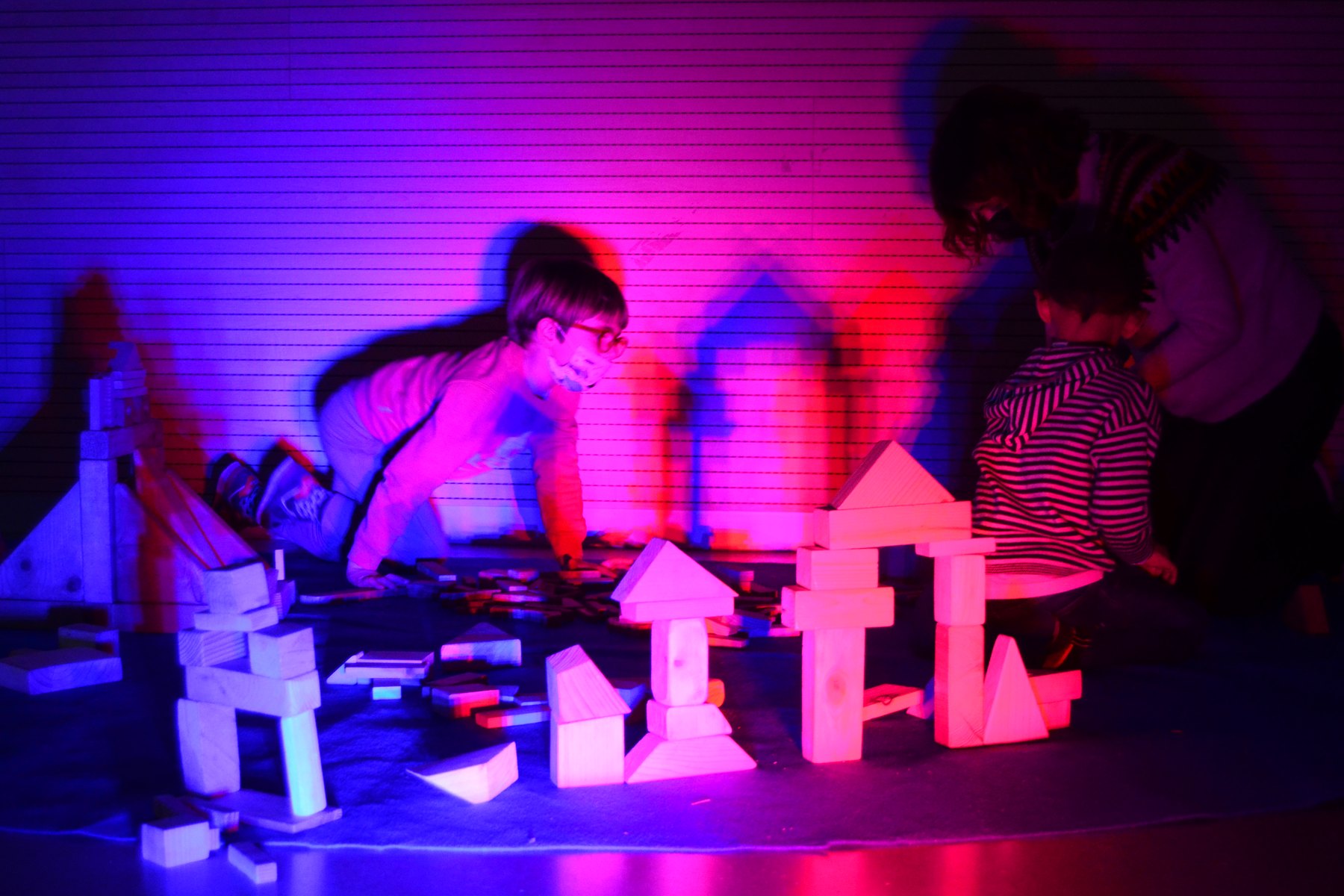 Talleres puntuales de Createctura en el Centro Cívico Cazoña: construcciones luminosas.
