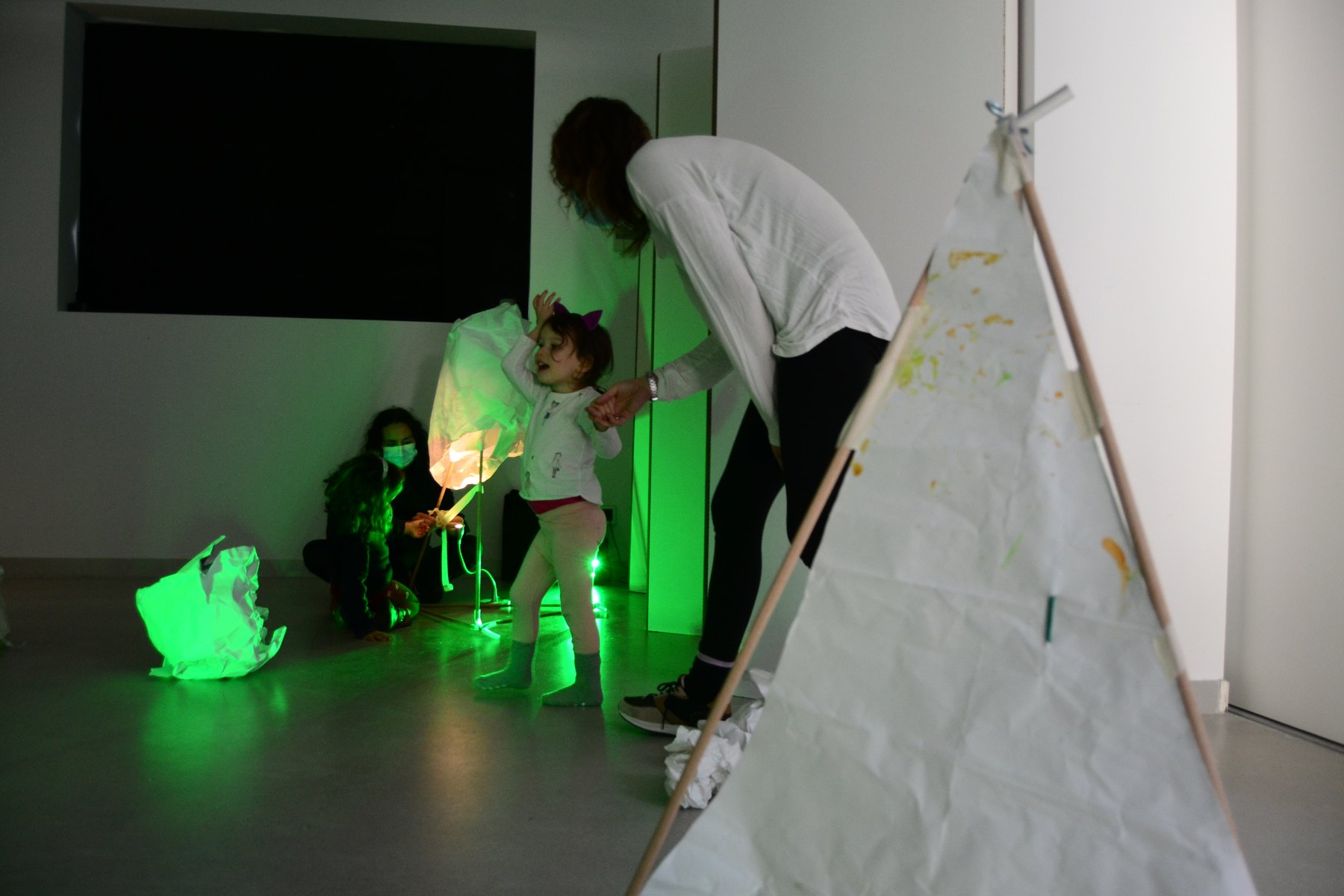 Talleres puntuales de Createctura en el Centro Cívico Cazoña: explorar la penumbra.