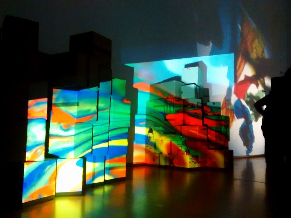Arquitectura de cajas activada por proyecciones de luz y color.