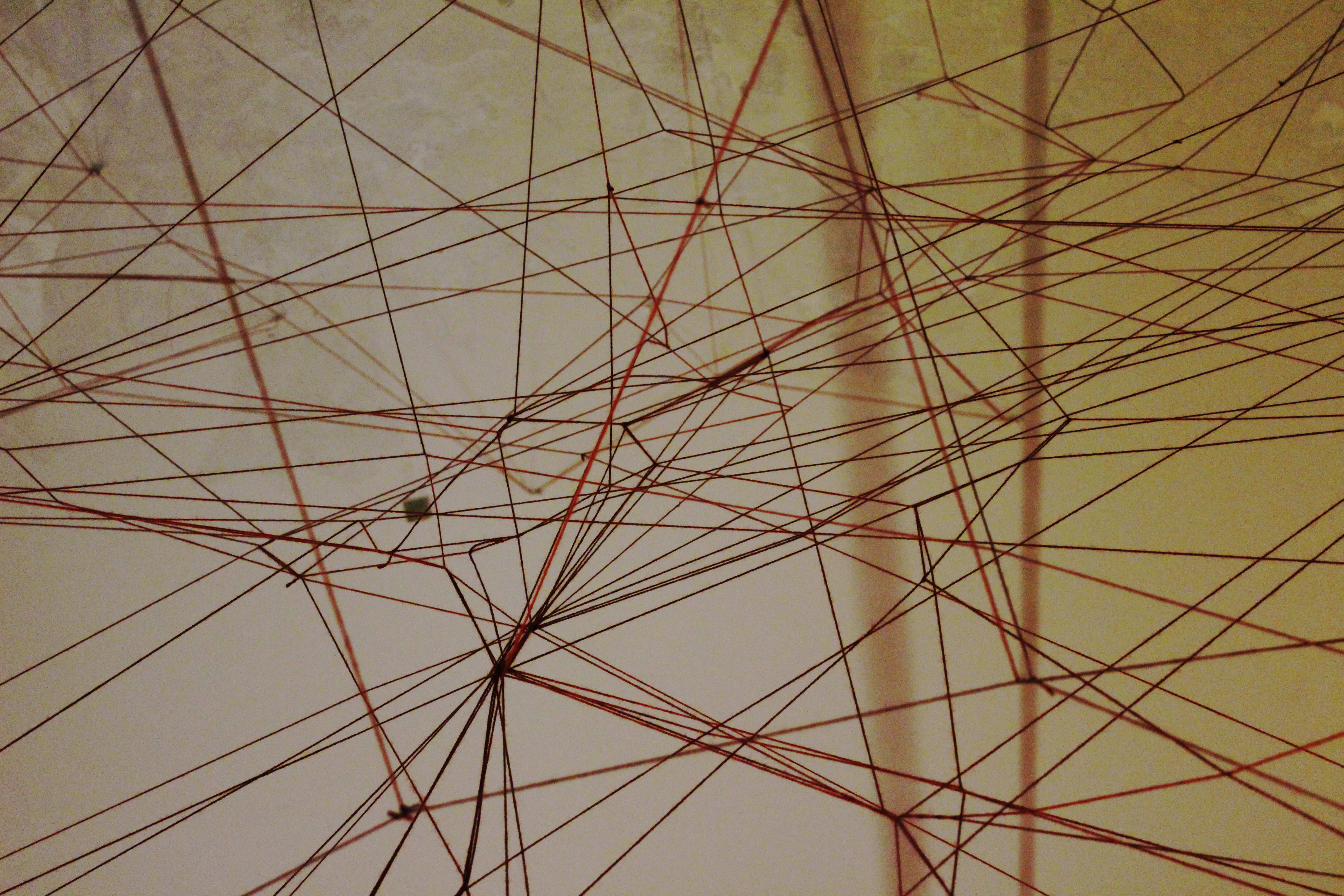 Detalle de nudos, cruces y conexiones sobre la pared.