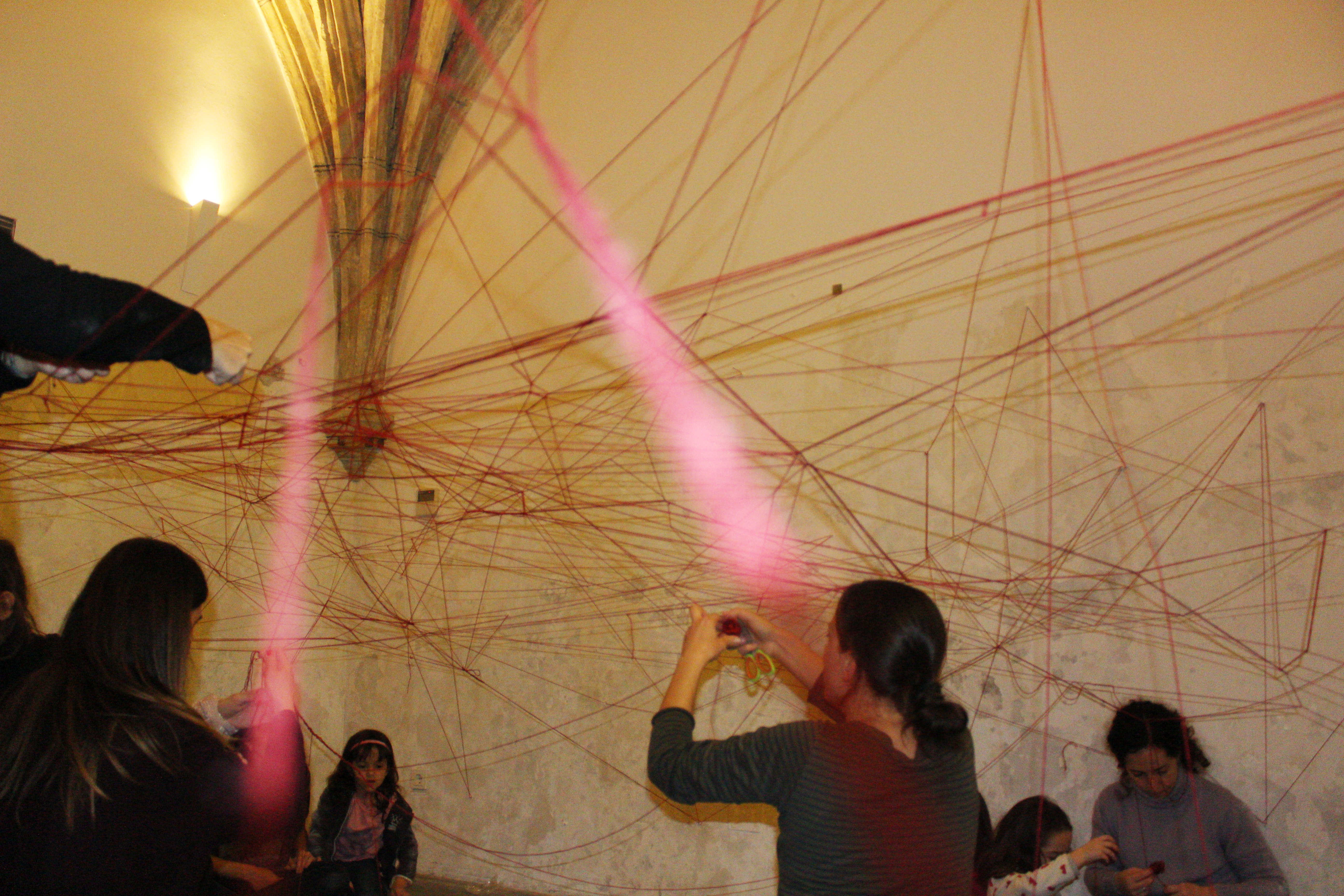 Participantes accionando la instalación con líneas de color.